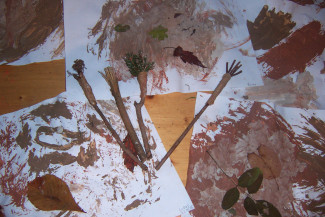 Pinsel aus Waldmaterial und Bilder mit Erdfarben und Blättern, Kita-Projekt