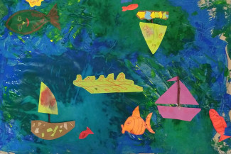 Fische und Boote auf blaugrünem Teich