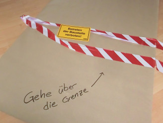 Papierbahn, Absperrband: Gehe über die Grenze
