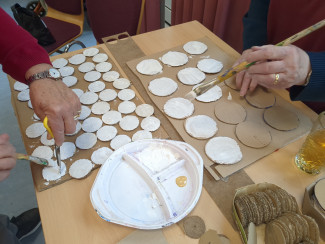 Erarbeiten der Spielmaterialien beim Kulturseminar: Taler werden bemalt 