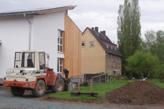 Die Außenanlagen am Nachbarschaftszentrum werden angelegt