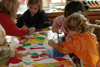 Kinder malen mit Gouachefarbe