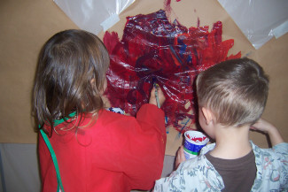 Kinder malen Wandbild mit Gouachefarbe