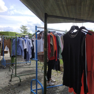 Kleidertausch beim Frühlingsmarkt in den Hardtgärten