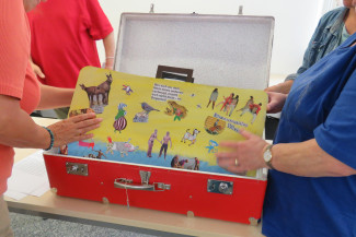 Der Koffer kann ab November ausgeliehen und für Ausstellungen oder Bildungsarbeit verwendet werden