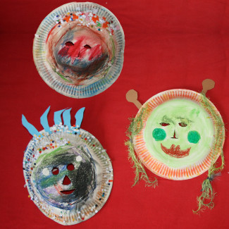 Masken aus bemalten und beklebten Papptellern - Kinderprojekt