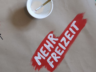 Mehr Freizeit- Schriftzug auf Wandzeitung