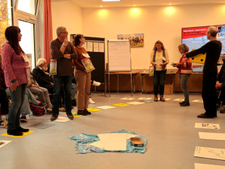 Im Spielverlauf verlieren und gewinnen die Spieler*innen Geld und Glückspunkte