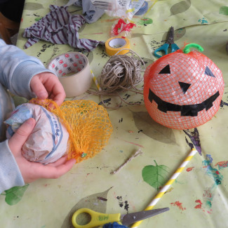 Ein Ball aus Recyclingmaterial wird gebaut