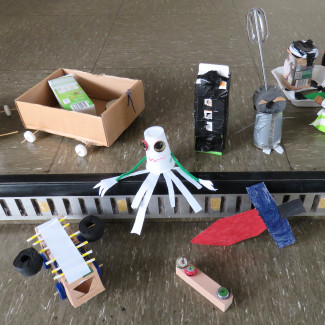 selbst gebautes Spielzeug und Figuren aus Recyclingmaterial