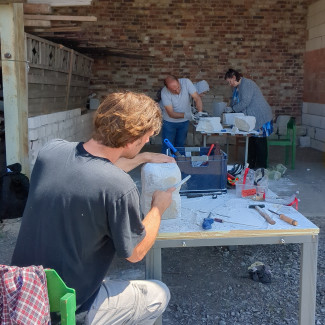 Mut zur Vielfalt - Erwerbslose bauen Köpfe aus Ytong-Stein