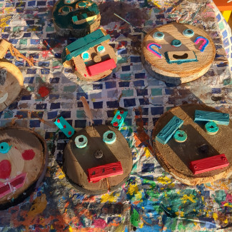 Holzgesichter beim Kinder-Holz-Workshop in den Hardtgärten