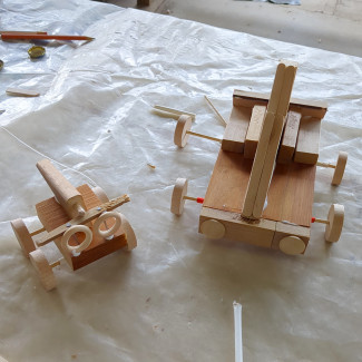 Holzfahrzeuge beim Workshop in den Hardtgärten 