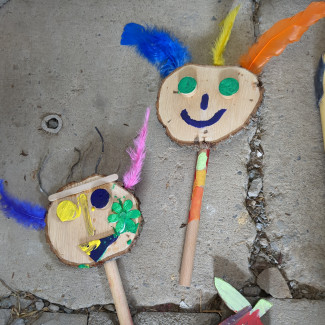 Holzgesichter beim Workshop in den Hardtgärten 