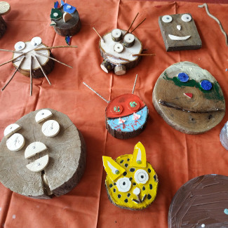 Holzgesichter bei Kinder-Workshop