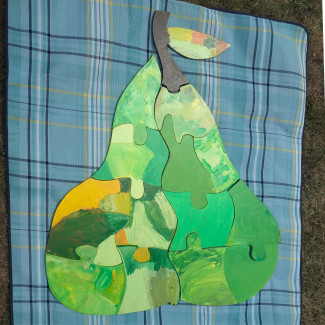 Birne als Puzzle, von Kindern bemalt