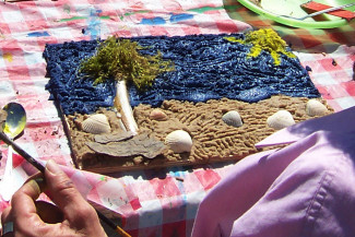 Mit Sand, Acrylfarbe und Muscheln wird eine Wohlfühllandschaft gestaltet 