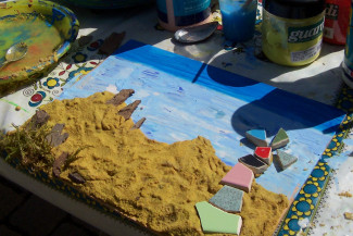 Wohlfühllandschaft mit Sand, Acrylfarbe und Fliesenbruch