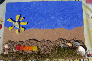 Wohlfühllandschaft mit Sand, Acrylfarbe und Fliesenbruch