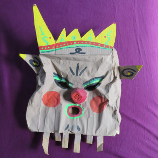 Maske aus Papiertüte