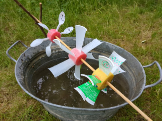 Wasserräder gebaut aus einem Stück Schwimmnudel