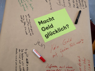 Im World-Café diskutieren die Teilnehmenden über Armut, Reichtum und Gerechtigkeit