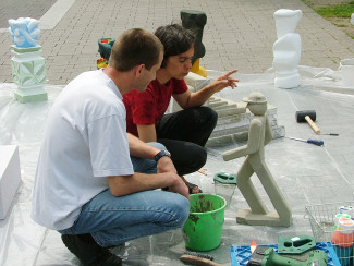 Beim Schauwerken auf dem Kirchenplatz