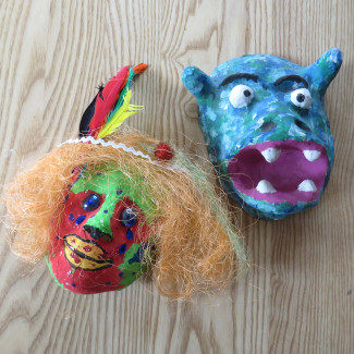 Masken aus Kinderprojekt mit Gips und Pappmaché