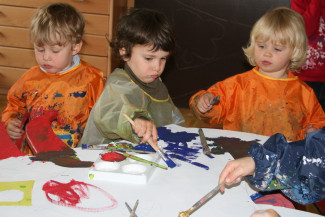 Auch kleine Kinder können beim Bemalen mitmachen