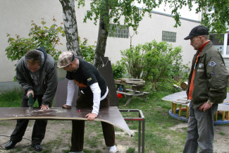 Erwerbslose sägen die Teile der Figuren zu