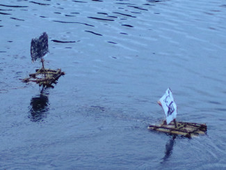 selbst gebaute Boote schwimmen im Wasser