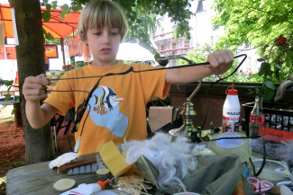 Junge beim Bauen