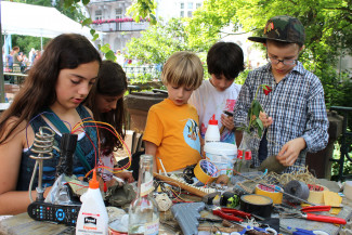 Kinder beim Bauen von Skulpturen