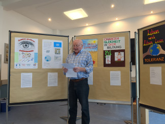 Teilnehmende präsentieren ihre Plakate und Texte