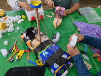 Kinder bauen Boote aus Recyclingmaterial