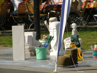 Ausstellung der Figuren beim Schauwerken auf dem Kirchenplatz