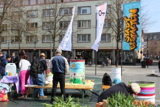 STADTGESTALTEN - Bemalen von bunten Pflanztonnen