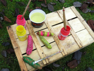 Zapfen und andere winterliche Früchte bunt bemalt