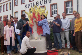 Gruppe bei Bau des Denkmals für Tile Kolup