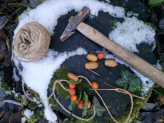 Kette aus Hagebutten und Eicheln wird gebastelt