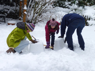 Ein Iglu wird gebaut