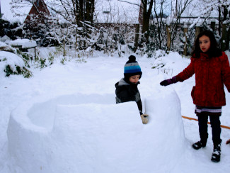 Iglu im Bau