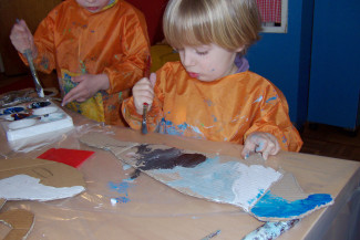 Kleines Kind beim Malen mit Gouachefarben
