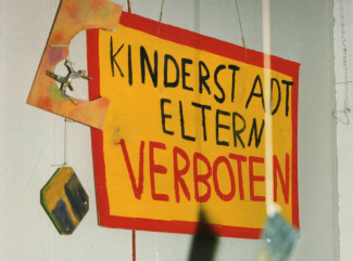 Schild Kinderstadt Eltern verboten