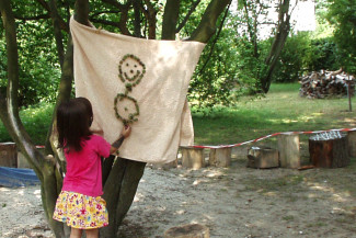 Kindergartenkind gestaltet Bild mit Kletten