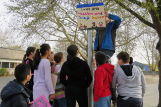 Schild wird aufgehängt