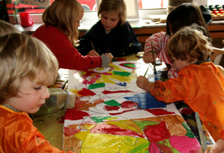 Kinder bemalen Leinwände