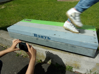 KInder fotografieren eine Sitzbank