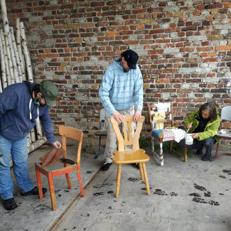 Bei der Bearbeitung der Stühle für das Kunstprojekt