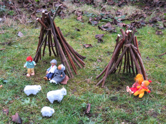 Mini-Tipis mit Spielfiguren